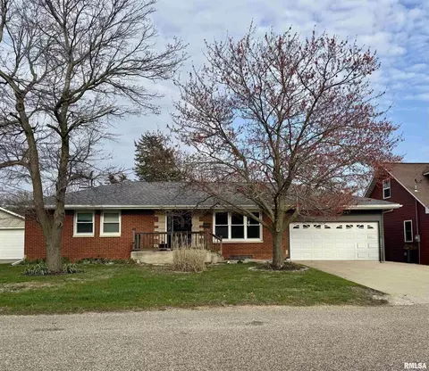 133 S Elmwood Rd, Farmington, IL 61531