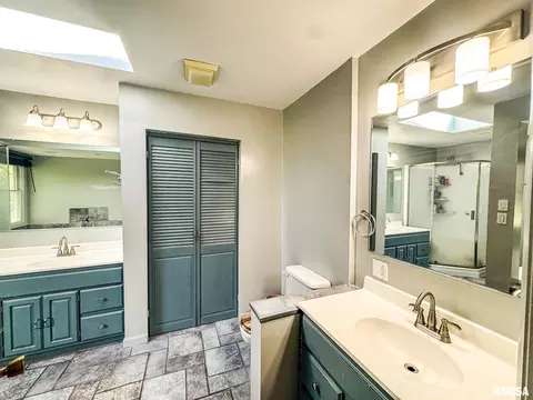 Bath - 15789 Corinth Rd, Marion, IL 62959 photo 2 of 3