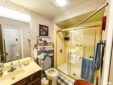 Bath - 15789 Corinth Rd, Marion, IL 62959 photo 1 of 3