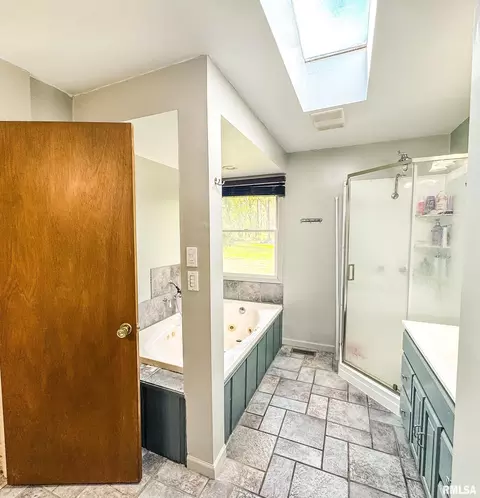 Bath - 15789 Corinth Rd, Marion, IL 62959 photo 3 of 3