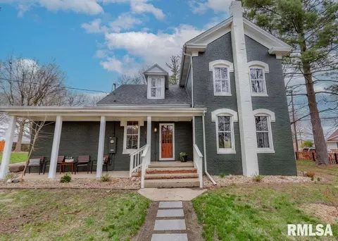 302 S Darst St, Eureka, IL 61530