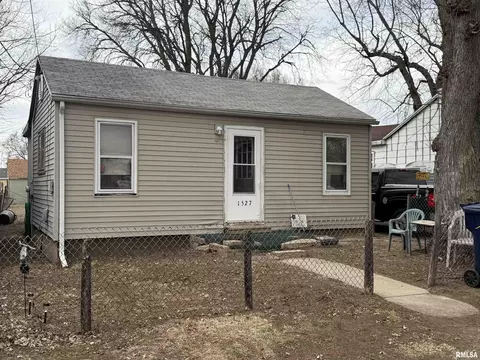 1527 Martin Dr, Pekin, IL 61554
