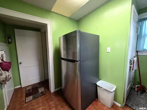 Entry Way - 718 E Behrends Ave, Peoria, IL 61603 photo 2 of 5