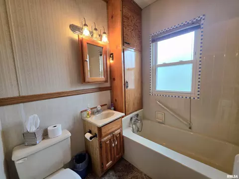 Bath - 718 E Behrends Ave, Peoria, IL 61603 photo 1 of 2