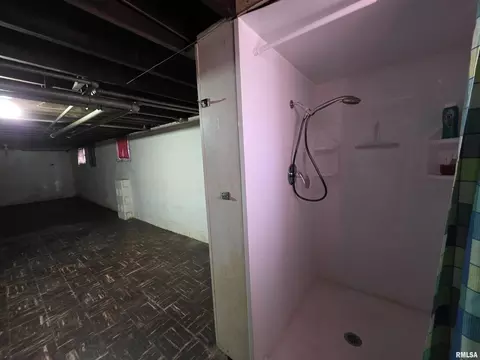 Bath - 718 E Behrends Ave, Peoria, IL 61603 photo 2 of 2