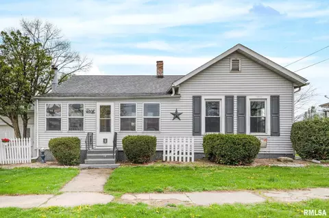 207 N Adams St, Washburn, IL 61570