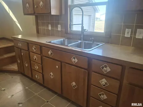 Kitchen - 515 Walnut St, Varna, IL 61375 photo 2 of 4