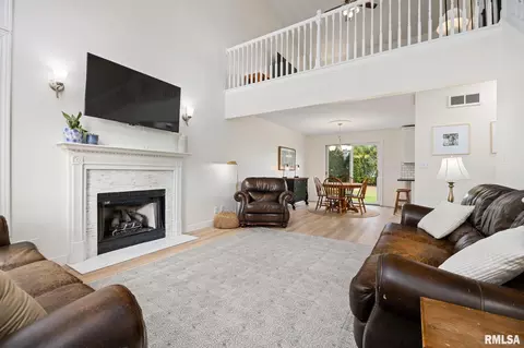 Living - 9515 W Littlefield Dr, Mapleton, IL 61547 photo 2 of 4