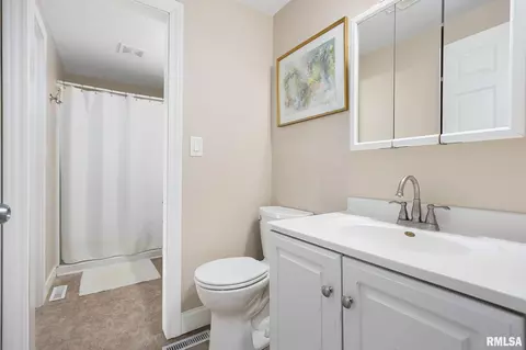Bath - 9515 W Littlefield Dr, Mapleton, IL 61547 photo 1 of 3