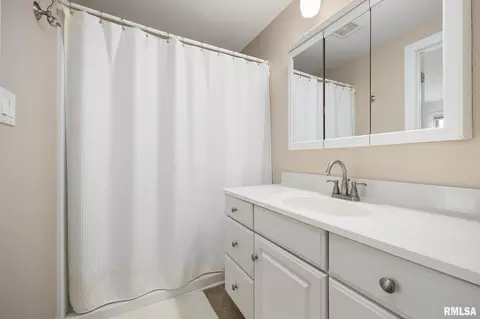 Bath - 9515 W Littlefield Dr, Mapleton, IL 61547 photo 2 of 3