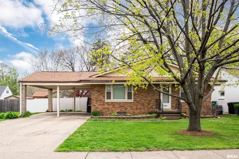 3217 N Twelve Oaks Dr, Peoria, IL 61604