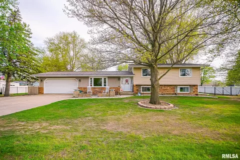 104 Jamestown Ct, Pekin, IL 61554