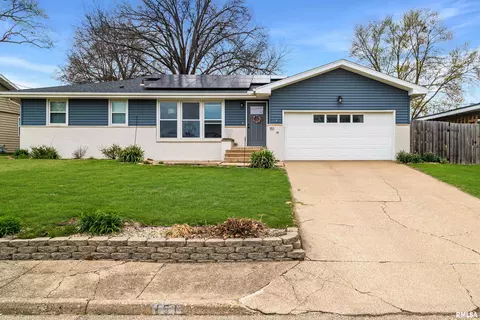 151 Park Plaza Dr, Canton, IL 61520