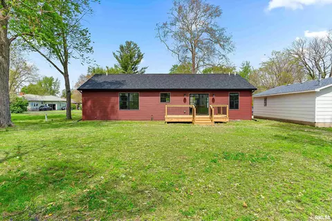 Exterior - 350 E 4th St, El Paso, IL 61738 photo 4 of 9