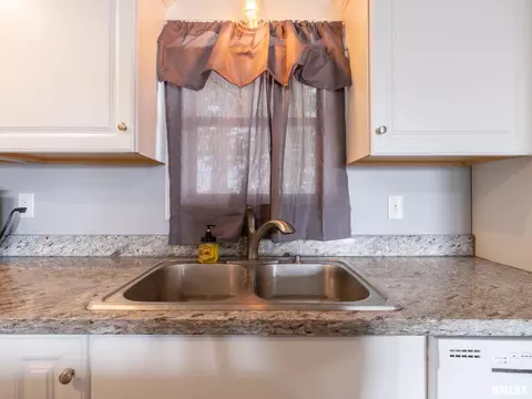 Kitchen - 1201 Eagle Ave, Washington, IL 61571 photo 4 of 5