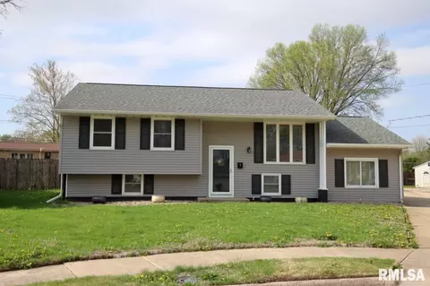 4 Pioneer Ct, Pekin, IL 61554