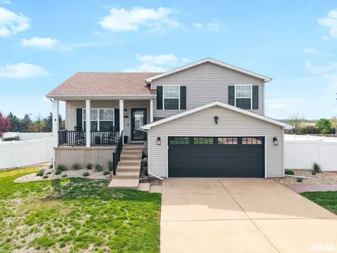 1821 Parkfield Dr, Pekin, IL 61554