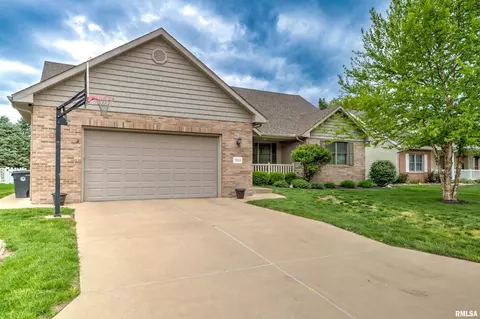 1913 Dane Kelsey Dr, Pekin, IL 61554