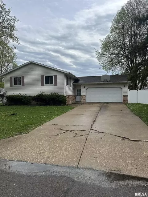 718 N Crestview Dr, Metamora, IL 61548