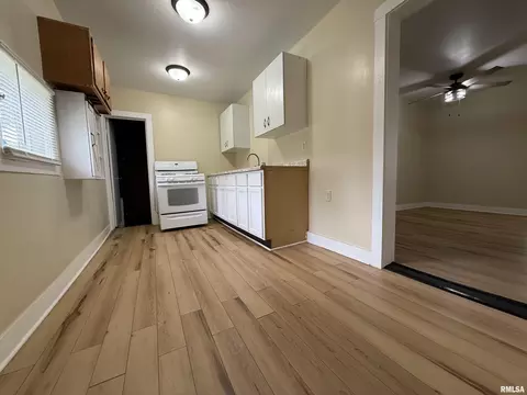 Entry Way - 519 N Charles St, Macomb, IL 61455 photo 2 of 2