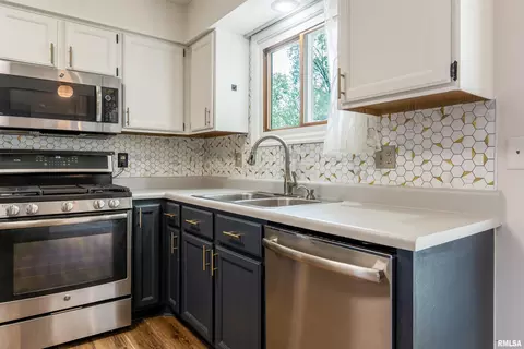 Kitchen - 105 Colchester Dr, Normal, IL 61761 photo 4 of 6