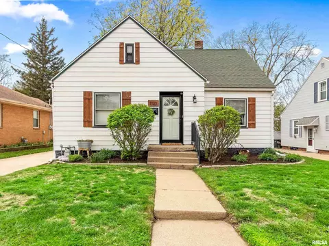 1123 S 6th St, Pekin, IL 61554