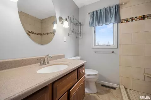 Bath - 9909 W Buckhaven Ct, Mapleton, IL 61547 photo 3 of 4