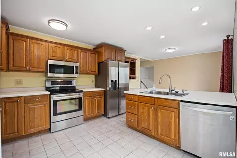 Kitchen - 9909 W Buckhaven Ct, Mapleton, IL 61547 photo 2 of 2