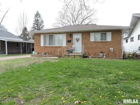 313 Sherwood Dr, Pekin, IL 61554