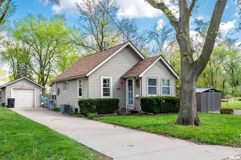 1613 Willow St, Pekin, IL 61554