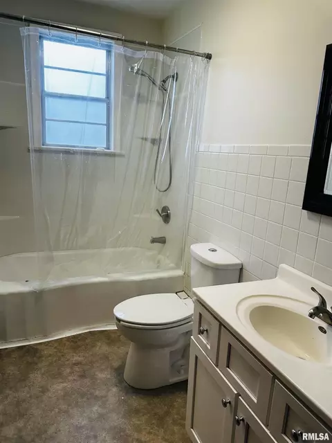 Bath - 205 High St, Anna, IL 62906 photo 1 of 2