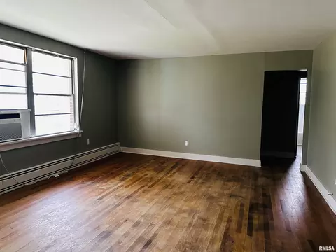 Living - 205 High St, Anna, IL 62906 photo 3 of 4