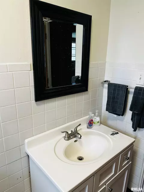 Bath - 205 High St, Anna, IL 62906 photo 2 of 2