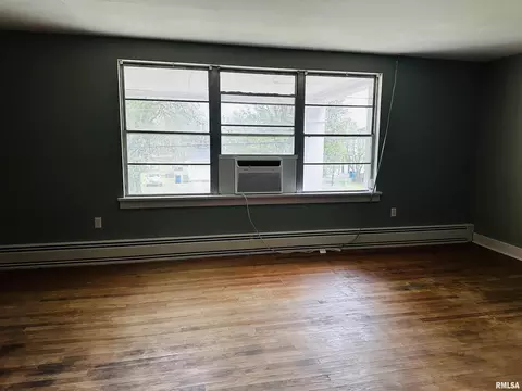 Living - 205 High St, Anna, IL 62906 photo 2 of 4