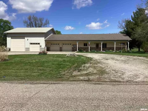 535 W Fulton St, Farmington, IL 61531