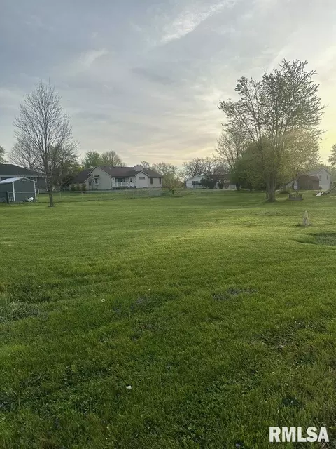 2014 Danielle Cir, Eureka, IL 61530 photo 2