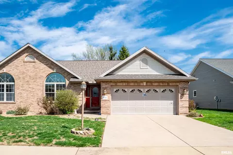 3725 W Eagle Point Dr, Peoria, IL 61615