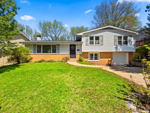 2717 W Castle Ct, Peoria, IL 61614