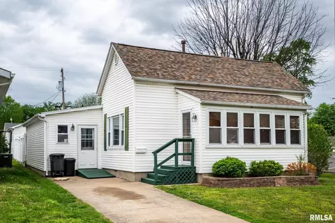 917 S 11th St, Herrin, IL 62948