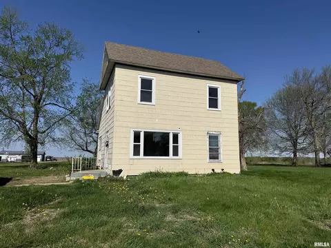 221 N Bernadotte St, Ipava, IL 61441