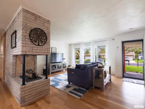Living - 800 S Kickapoo Ln, Peoria, IL 61604 photo 2 of 6