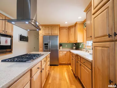 Kitchen - 800 S Kickapoo Ln, Peoria, IL 61604 photo 3 of 10