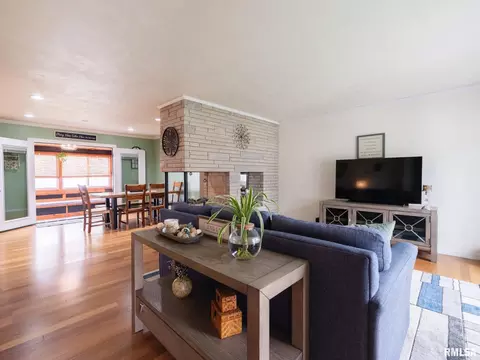 Living - 800 S Kickapoo Ln, Peoria, IL 61604 photo 1 of 6