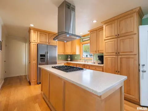 Kitchen - 800 S Kickapoo Ln, Peoria, IL 61604 photo 4 of 10