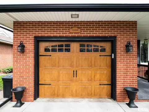Exterior - 800 S Kickapoo Ln, Peoria, IL 61604 photo 4 of 16