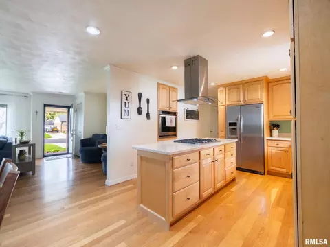 Kitchen - 800 S Kickapoo Ln, Peoria, IL 61604 photo 1 of 10