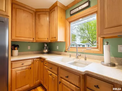 Kitchen - 800 S Kickapoo Ln, Peoria, IL 61604 photo 8 of 10
