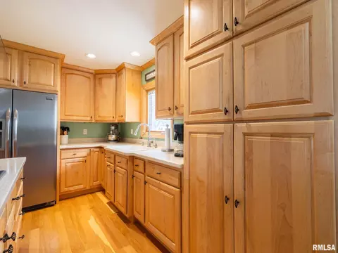 Kitchen - 800 S Kickapoo Ln, Peoria, IL 61604 photo 7 of 10