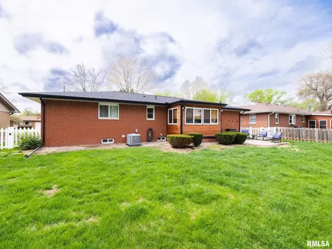 Exterior - 800 S Kickapoo Ln, Peoria, IL 61604 photo 14 of 16