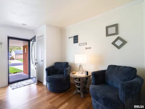 Entry Way - 800 S Kickapoo Ln, Peoria, IL 61604 photo 1 of 2